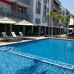 !NUEVO! Bonita vista balcón y alberca! CERRITOS!