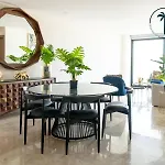 Apt With Great Views In Prime Location