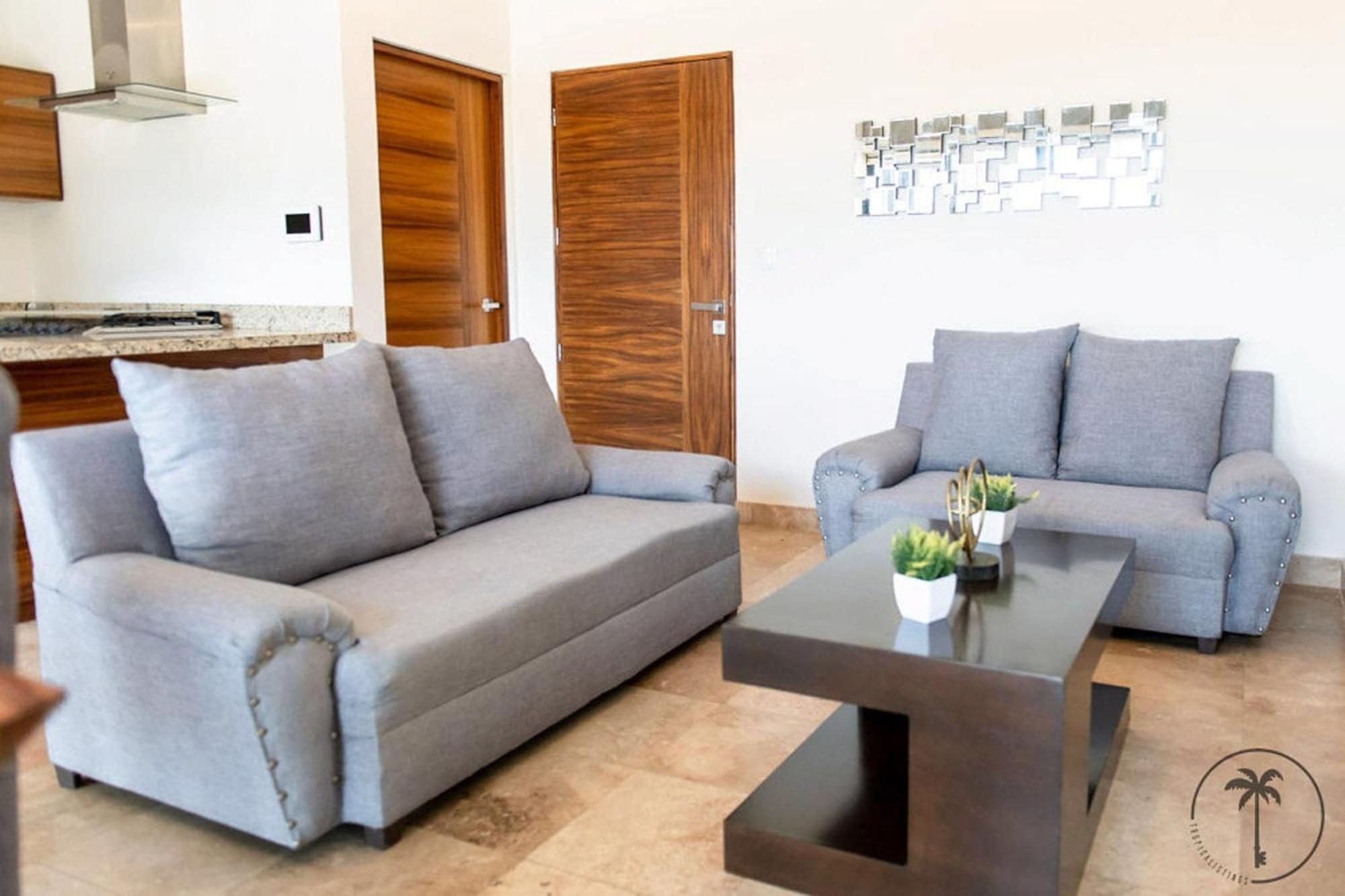 Departamento Con Balcon En Zona Dorada, Cazul