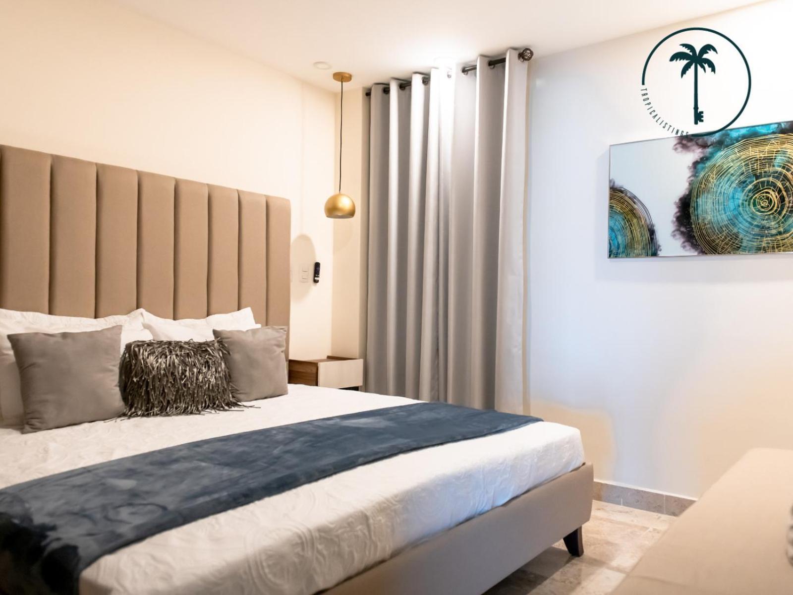 With Great Views In Prime Location Apartment *