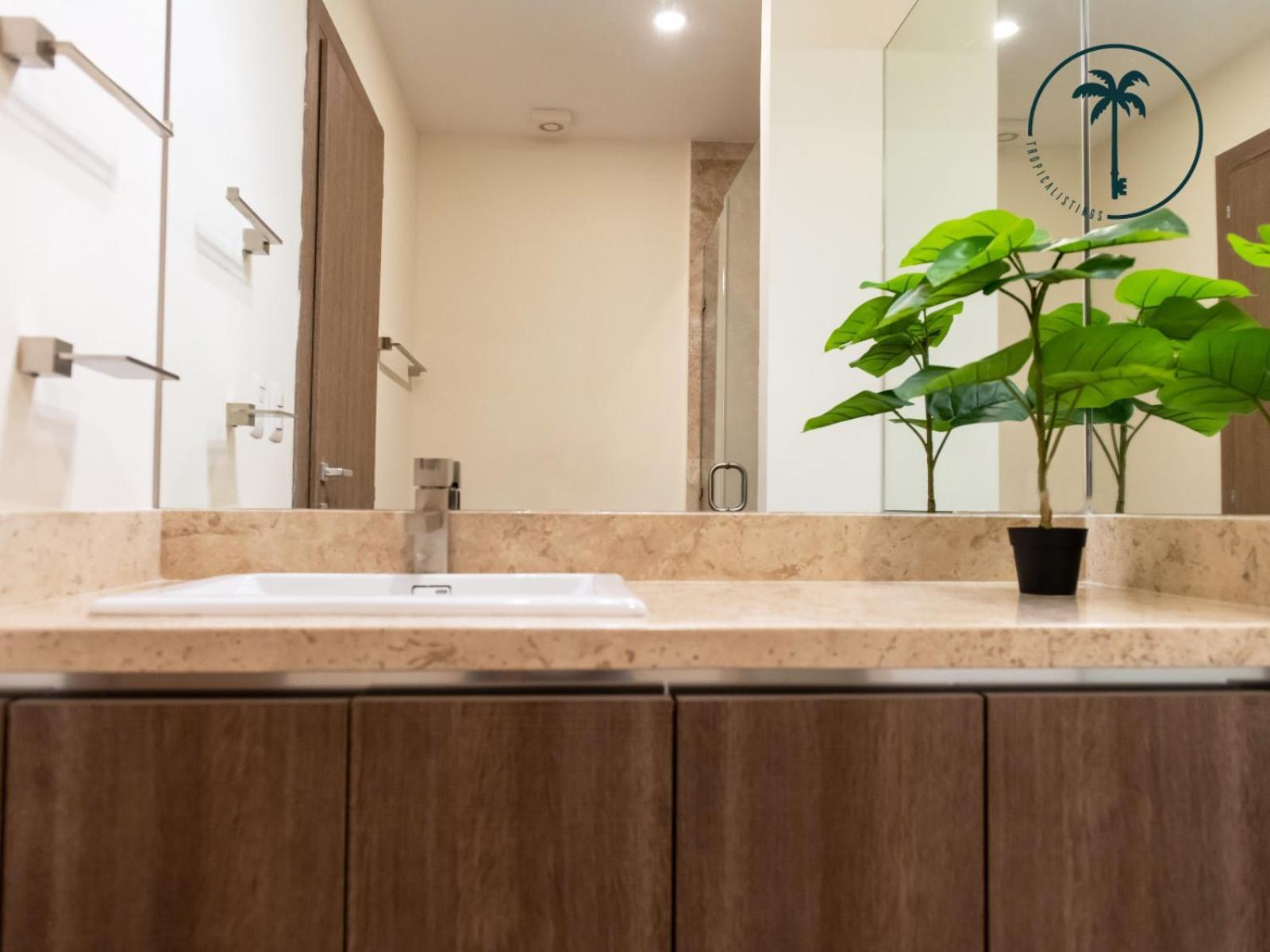 With Great Views In Prime Location Apartment *