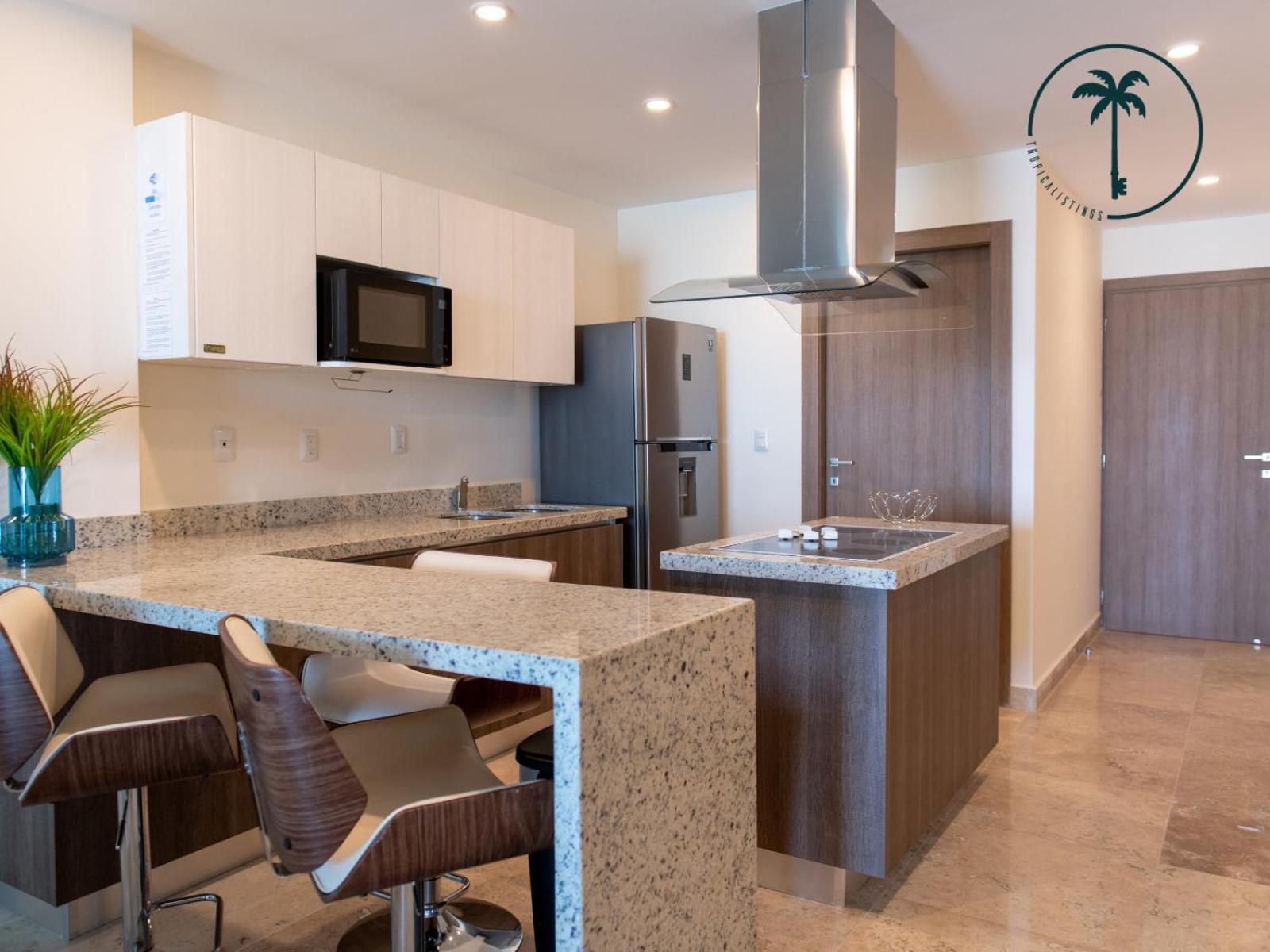 With Great Views In Prime Location Apartment *