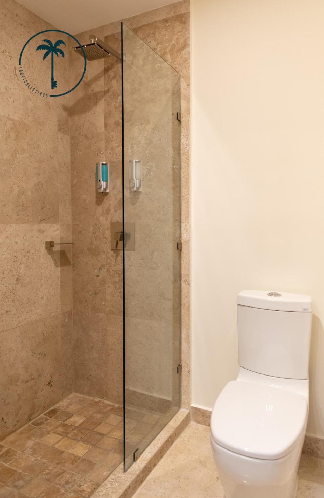 With Great Views In Prime Location Apartment *