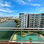 Pacifika 7007 con vista panorámica a la marina