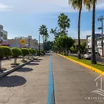 New & Modern, 5 Star Area, Walk 2 Beach, Pool, Views, King Bed