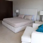 Peninsula Tower 4 Bedrooms Beachfront Sea View