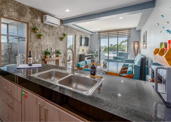 New & Modern, 5 Star Area, Walk 2 Beach, Pool, Views, King Bed