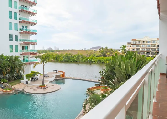 Condominio Con Una Bonita Vista Del Puerto Deportivo De G P S Rentas