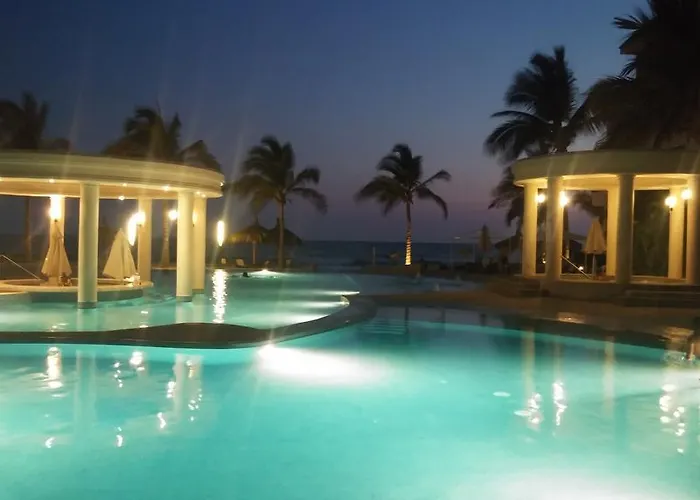 Condominio de Lujo con Playa y Alberca