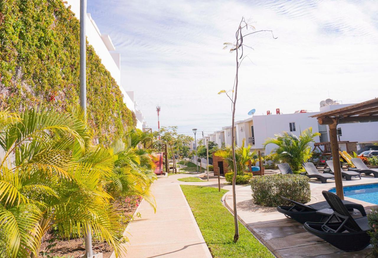 Casa En Privada Frente A La Playa Con Alberca!