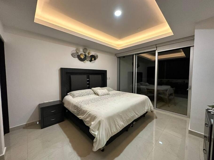 En Sunset View 1202