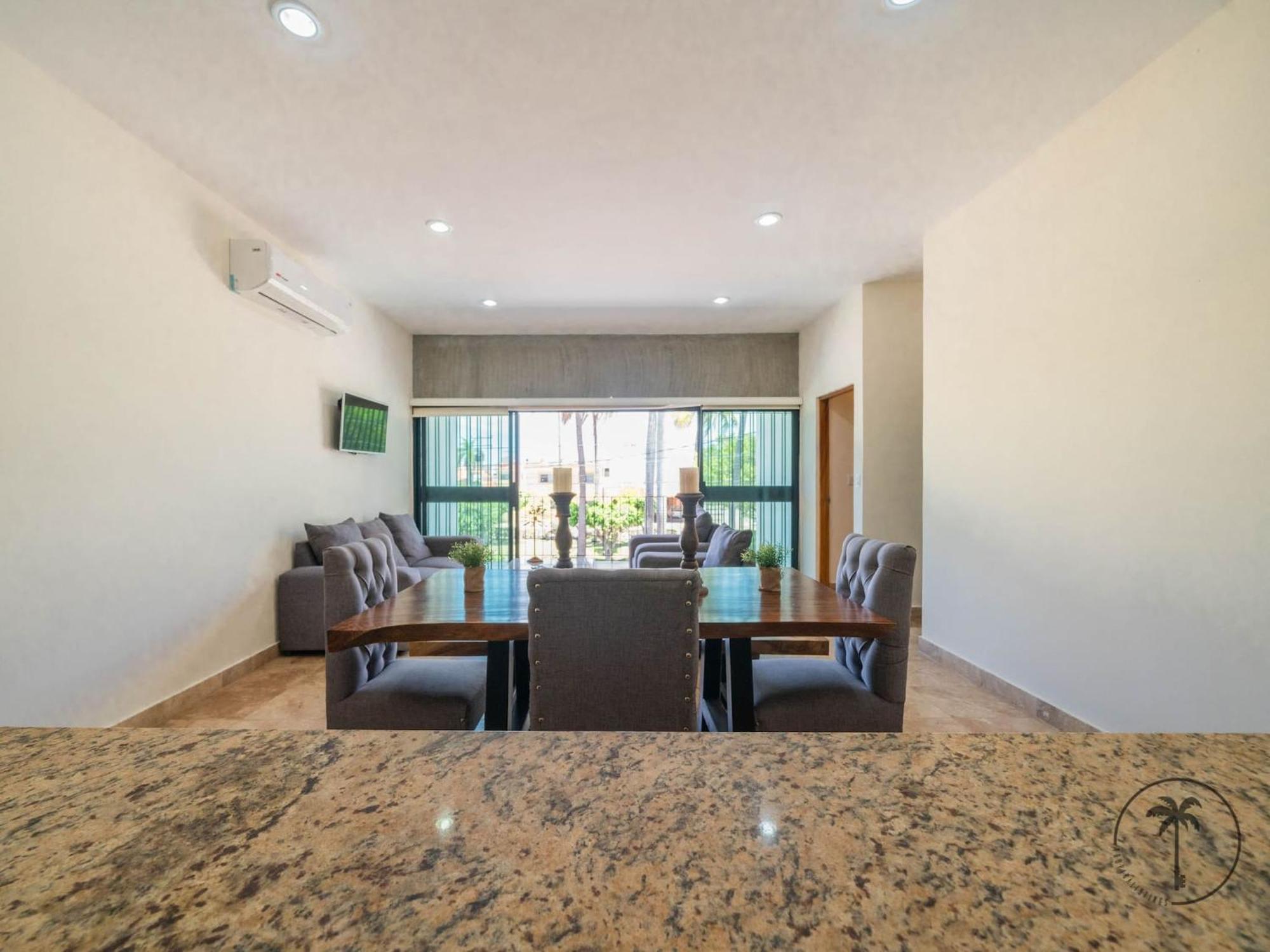 Comodo Dpto. C/ Balcon Priv. En Lomas De - Cerro Azul 105 B Apartamento *