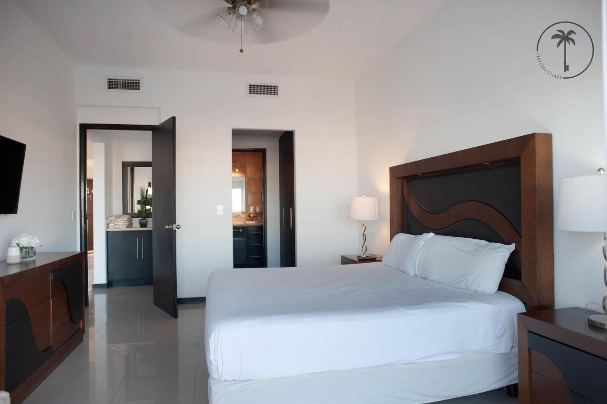Spacious With Pool Facing The Ocean In - Marina Apartment *