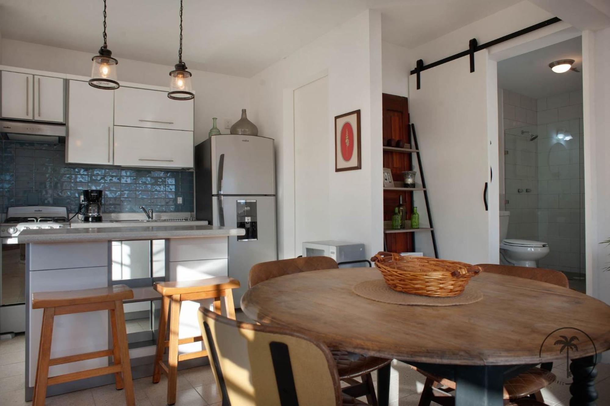 Cozy Apt. W/ Private Balcony & Great Lighting- Romanita 1 *