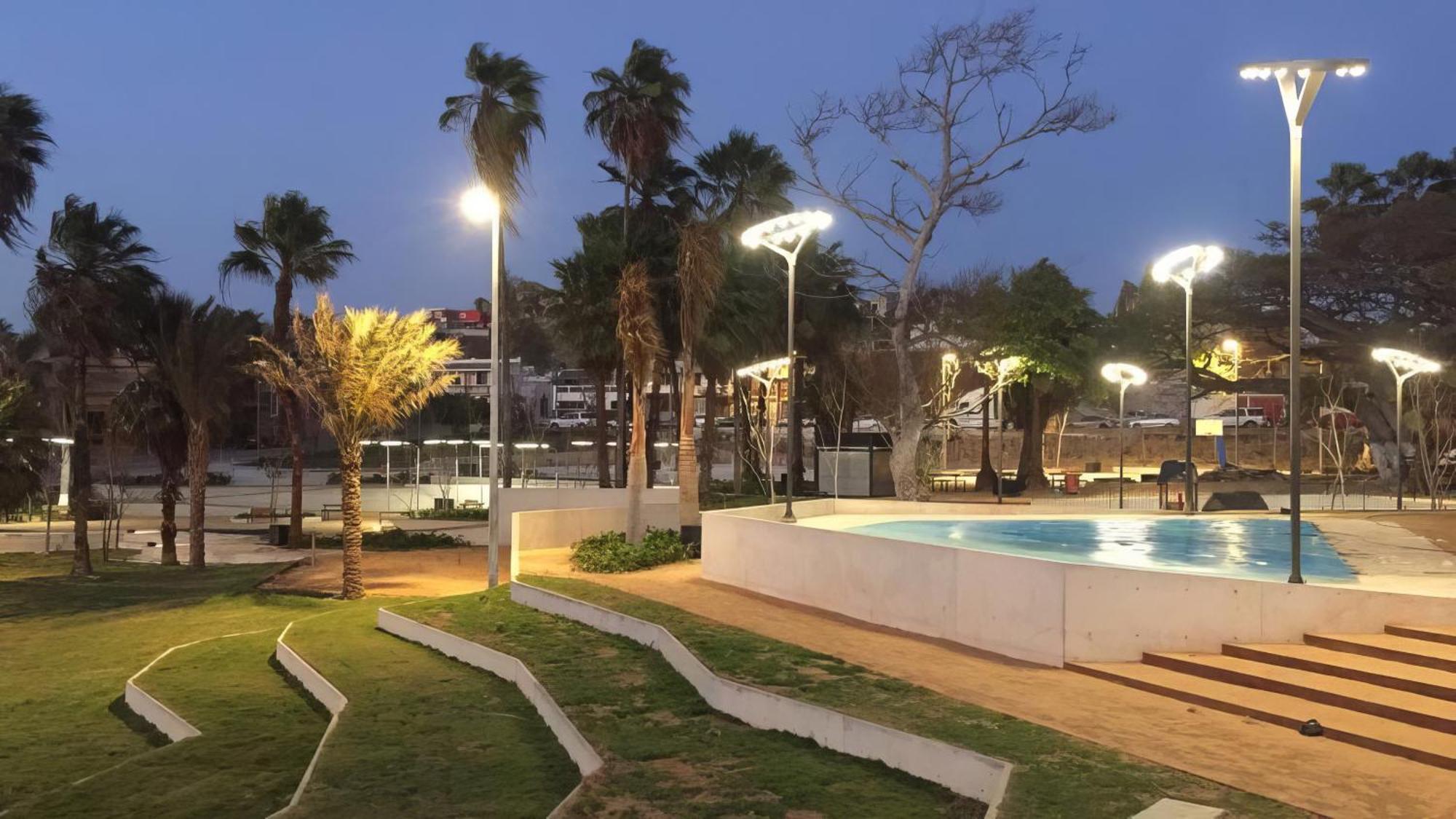 A Media Cuadra De La Playa.