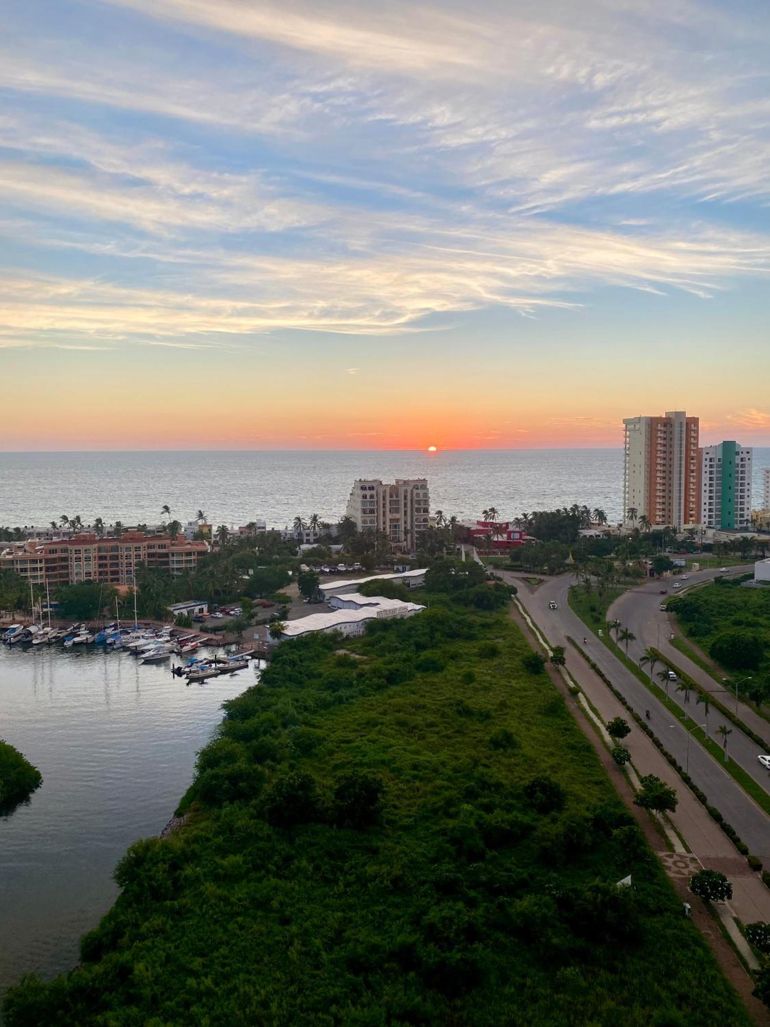 Departamento Con Espectacular Alberca * Mazatlán