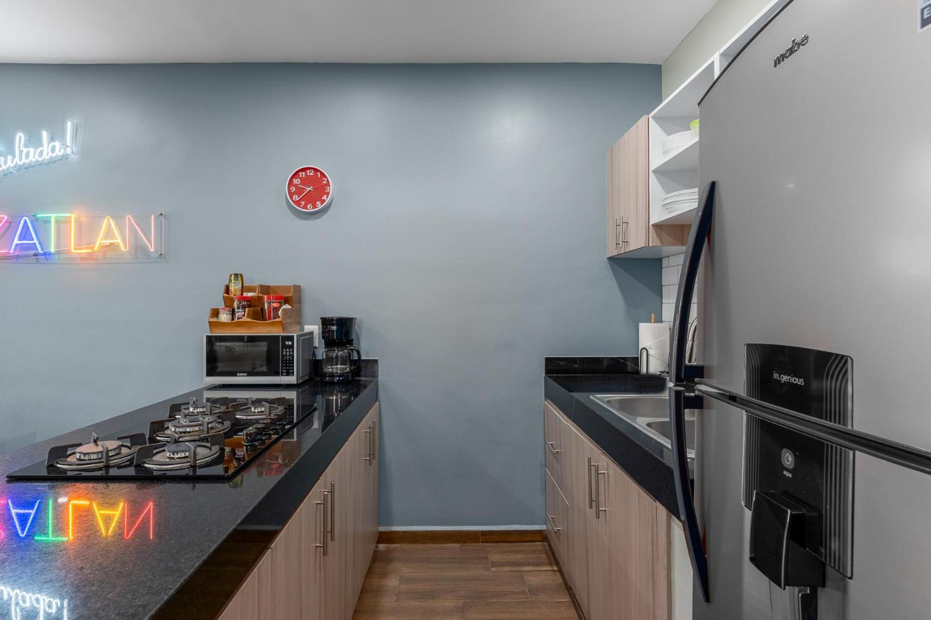 New & Comfy, 5 Star Area, Walk 2 Beach, Pool, Views, King Bed Apartamento