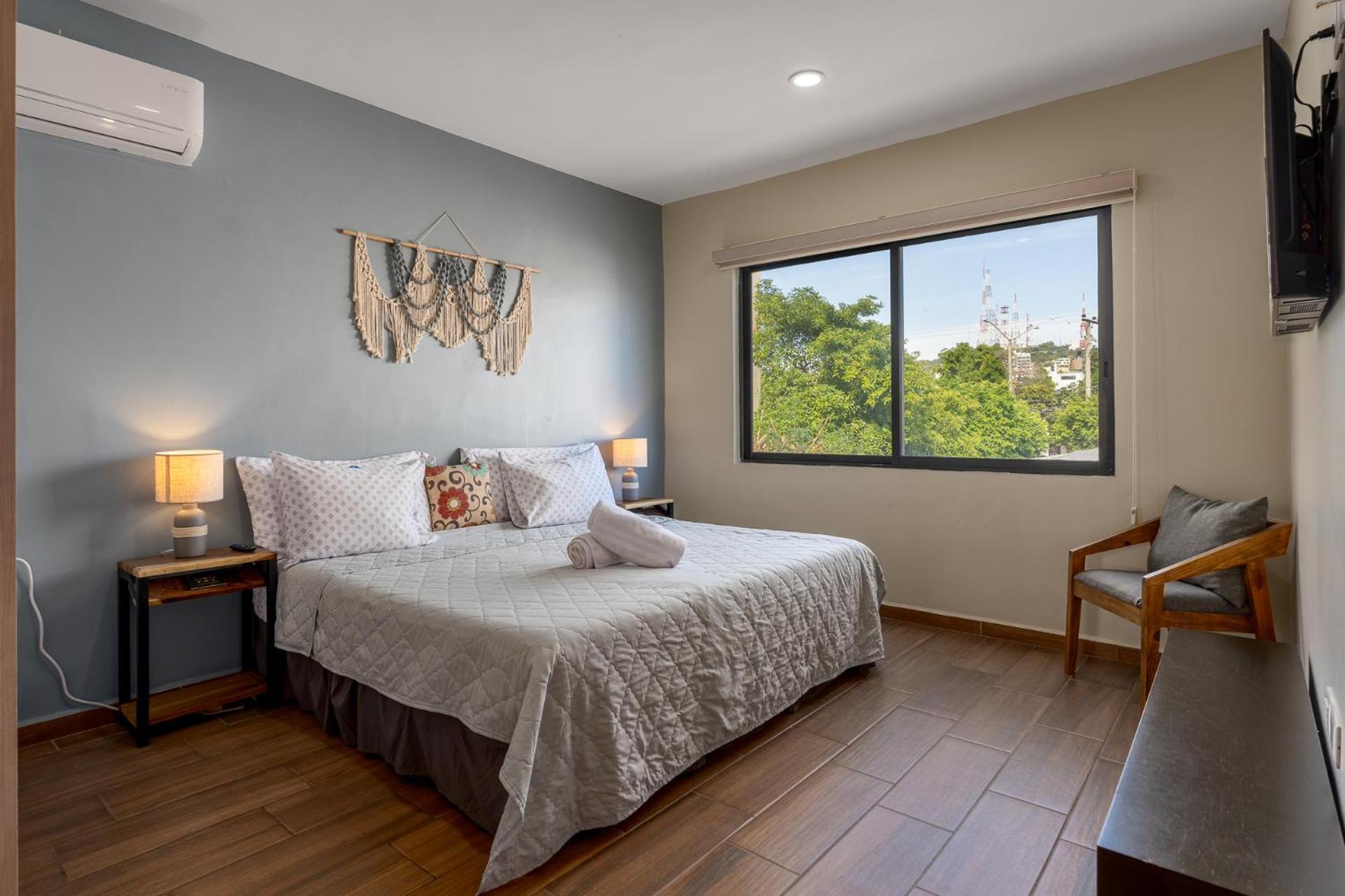 New & Comfy, 5 Star Area, Walk 2 Beach, Pool, Views, King Bed Apartamento