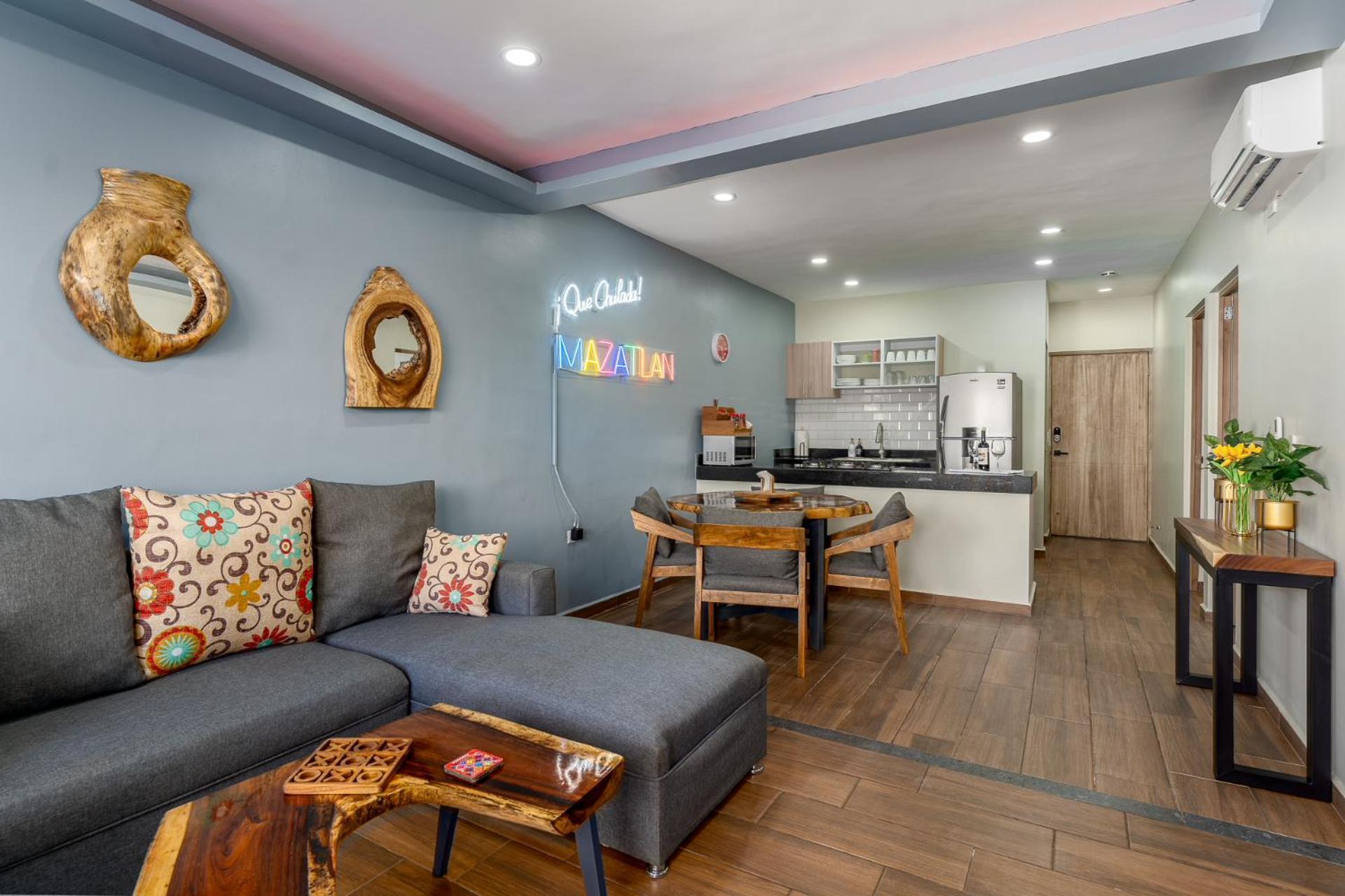New & Comfy, 5 Star Area, Walk 2 Beach, Pool, Views, King Bed Apartamento
