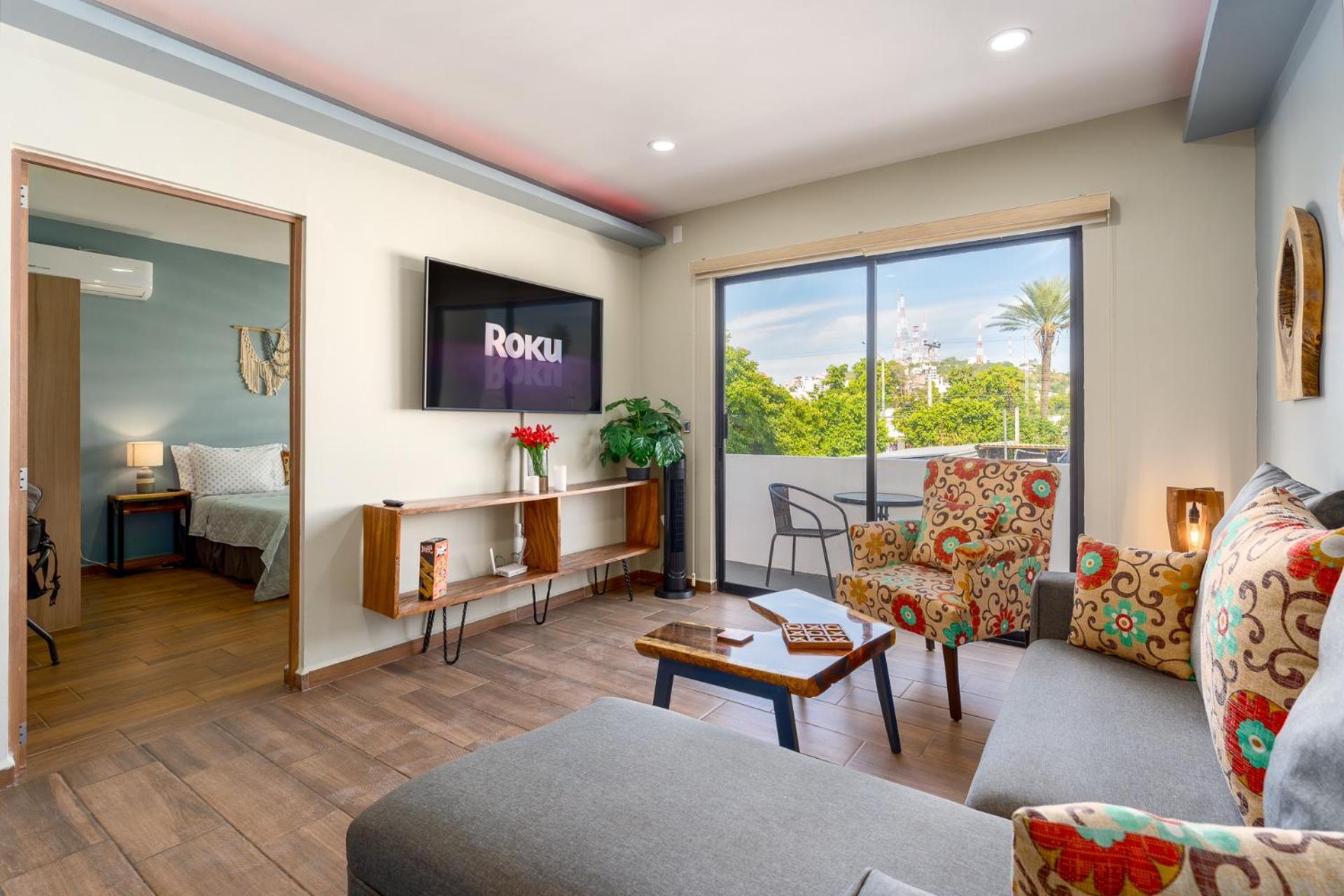 New & Comfy, 5 Star Area, Walk 2 Beach, Pool, Views, King Bed Apartamento *