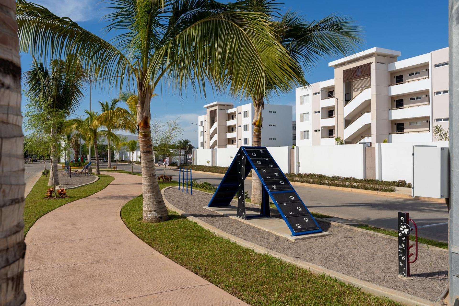 Holiday home New°family°pool°spacious°backyard°king°bbq°gated *