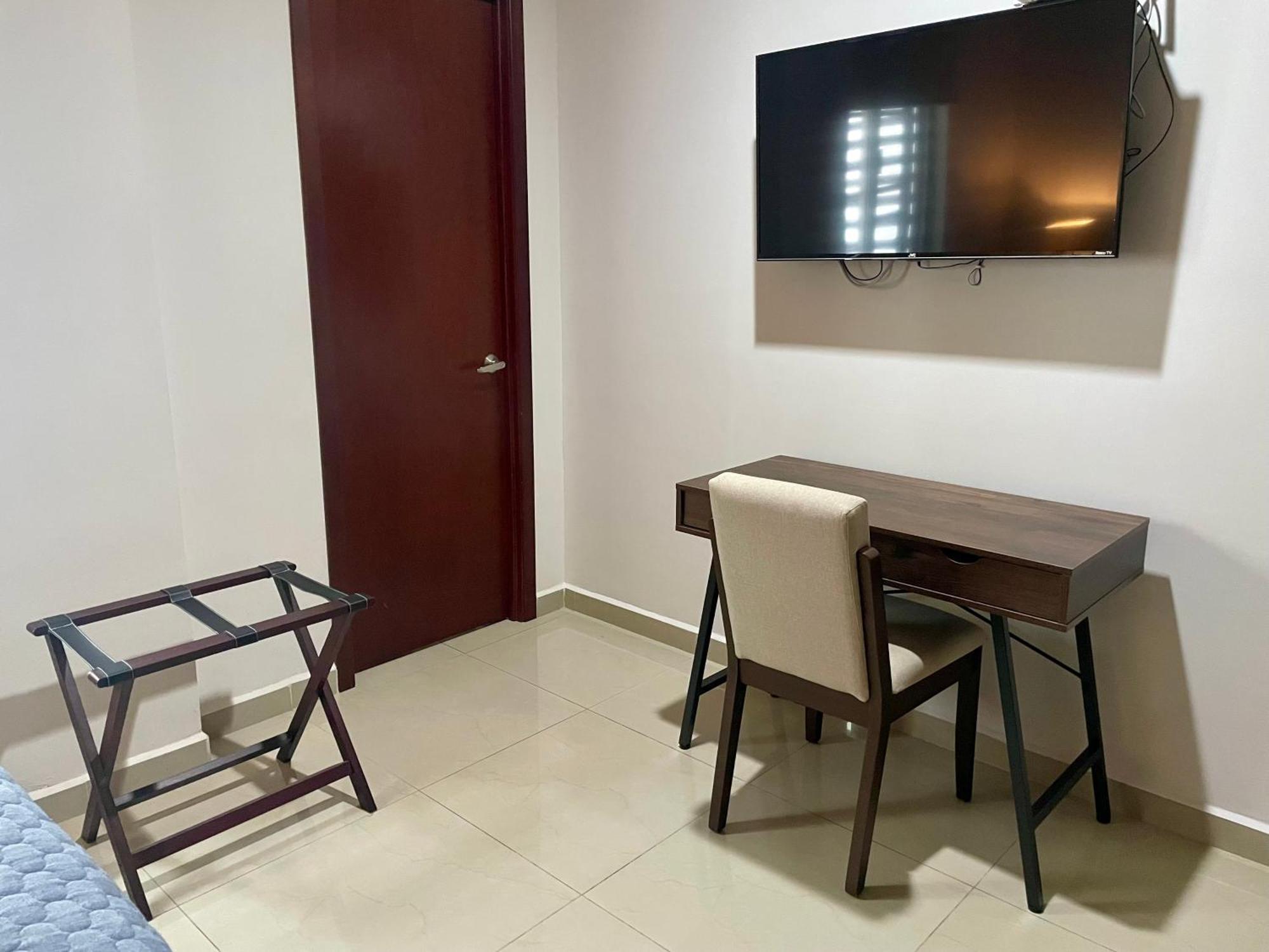 Ground Floor Close To The Beach, Shops And Restaurants *
