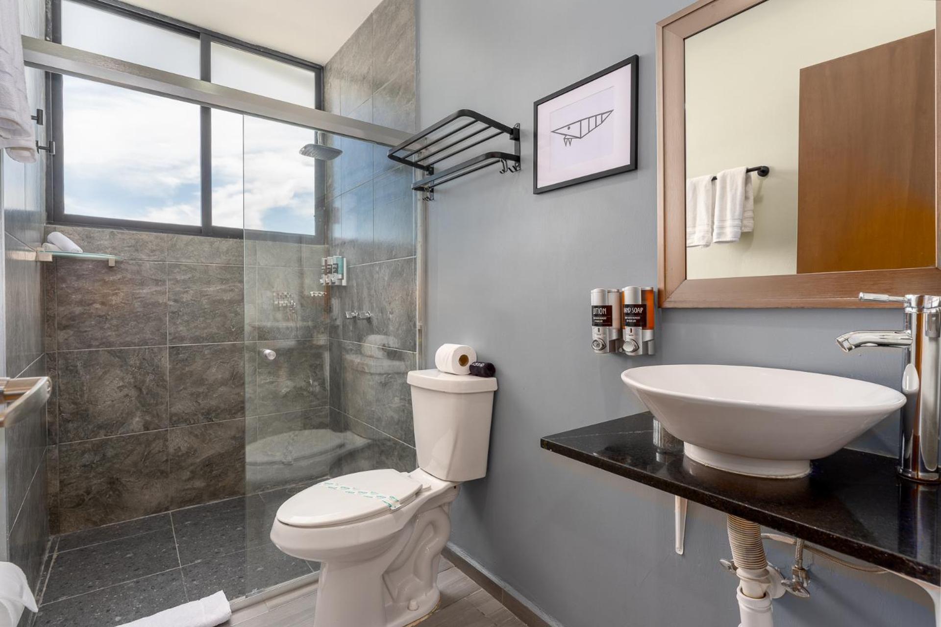New & Modern, 5 Star Area, Walk 2 Beach, Pool, Views, King Bed *