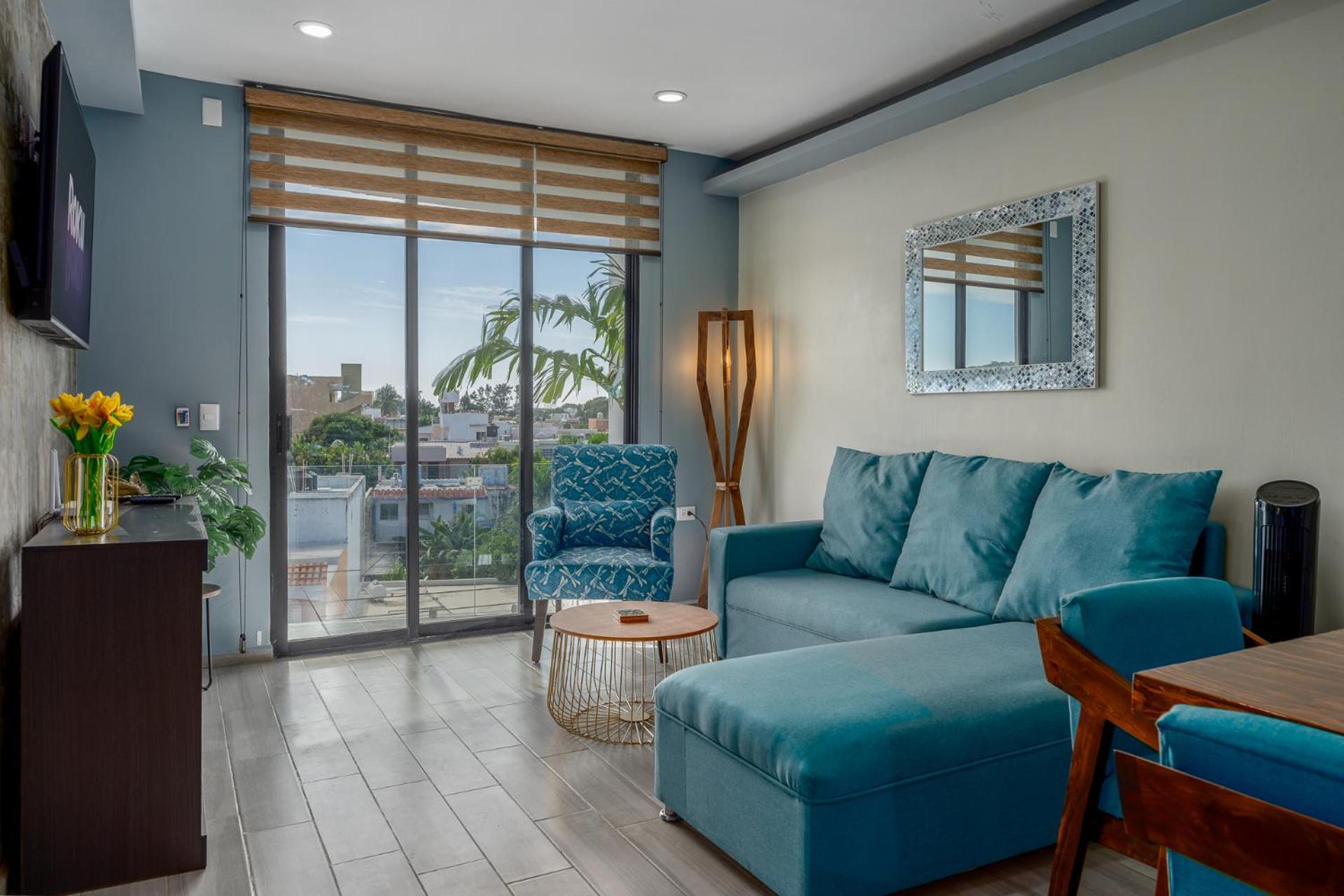 New & Modern, 5 Star Area, Walk 2 Beach, Pool, Views, King Bed
