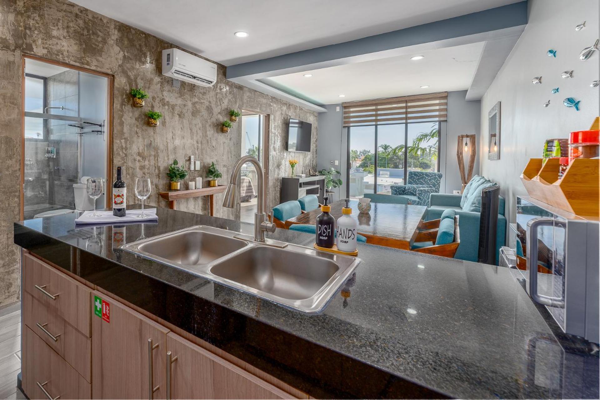 New & Modern, 5 Star Area, Walk 2 Beach, Pool, Views, King Bed *