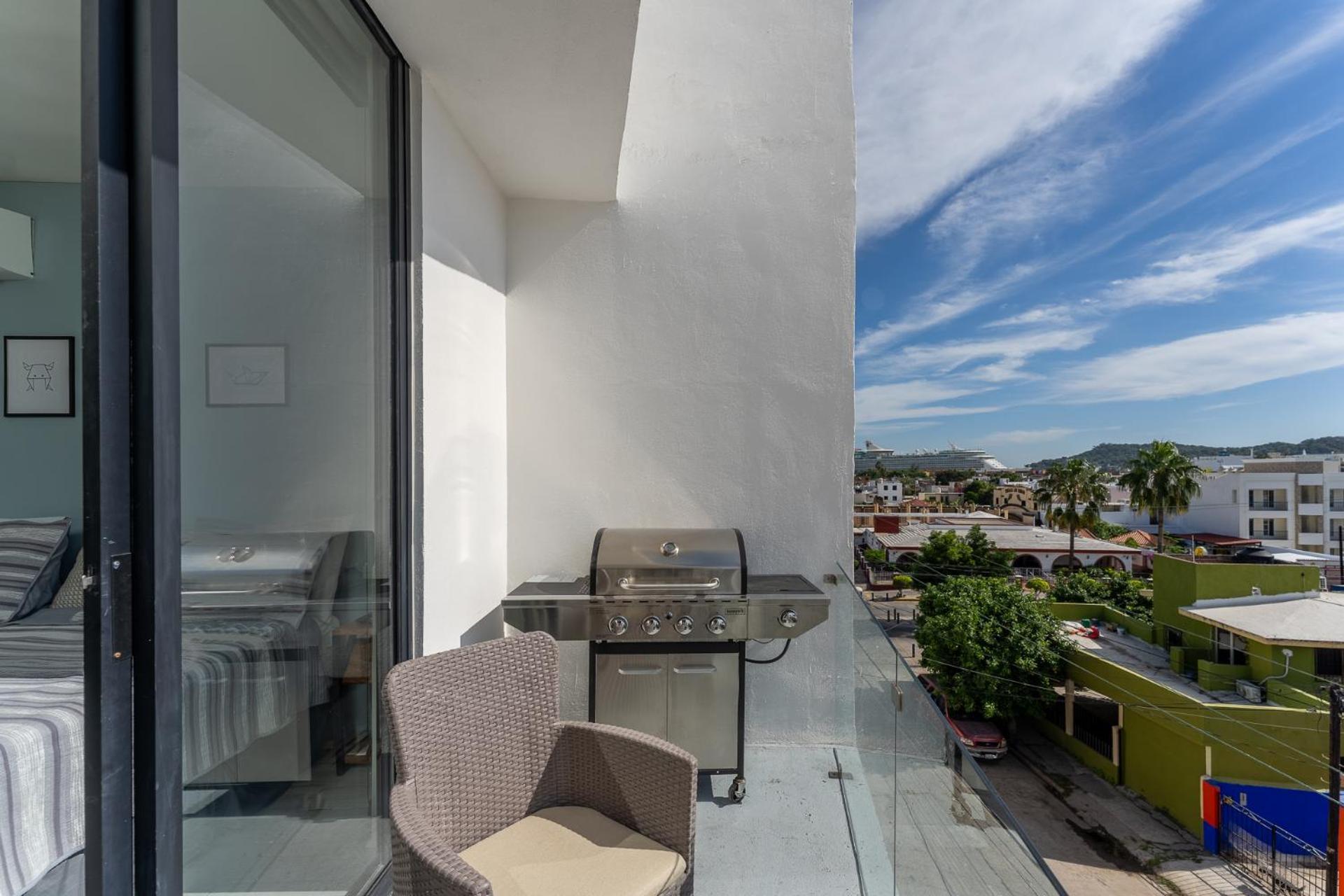 New & Modern, 5 Star Area, Walk 2 Beach, Pool, Views, King Bed
