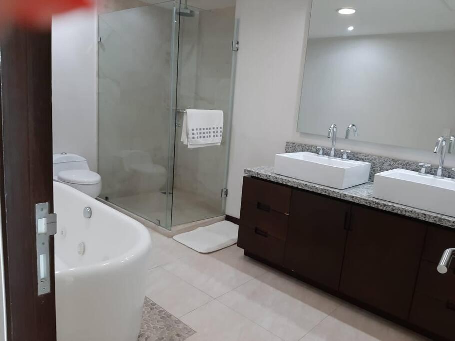 Peninsula Tower 4 Bedrooms Beachfront Sea View *