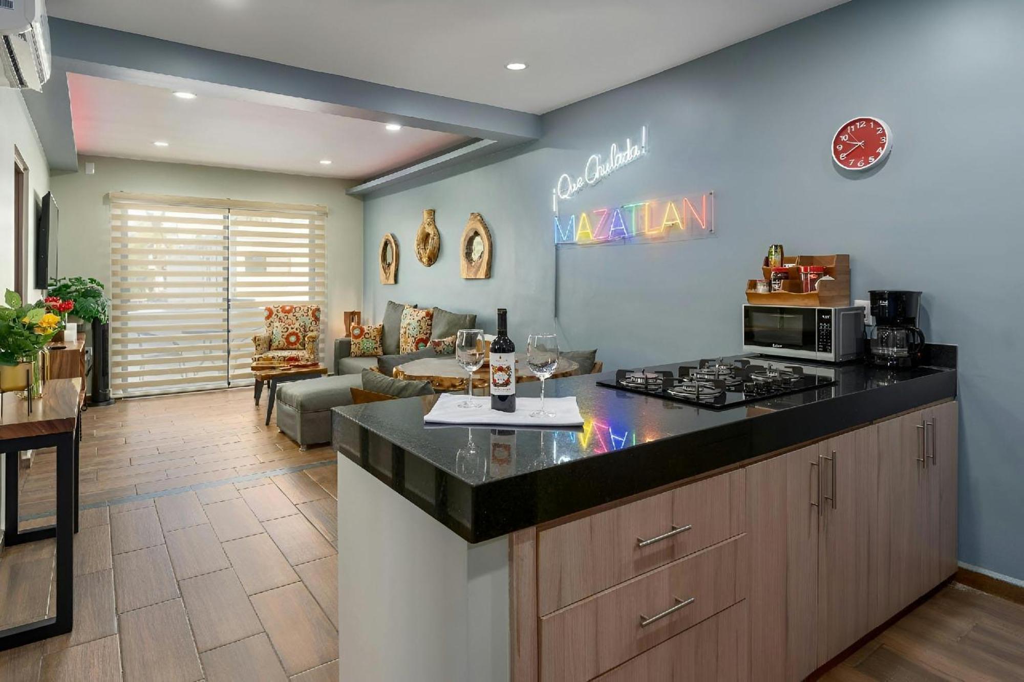 Promo! 2br-pool-views-king Bed-walk 2 Beach-5 Star Area Apartment
